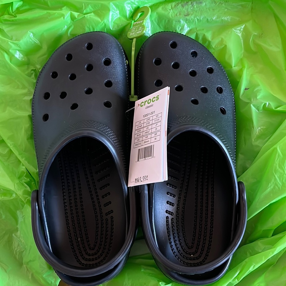 Women’s crocs size:9 Color: Black